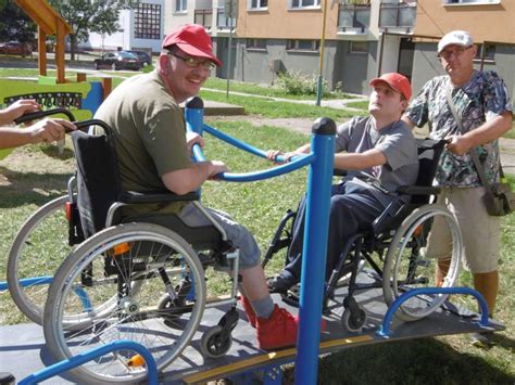 Ľudia na invalidnom vozíku v každodennom živote
