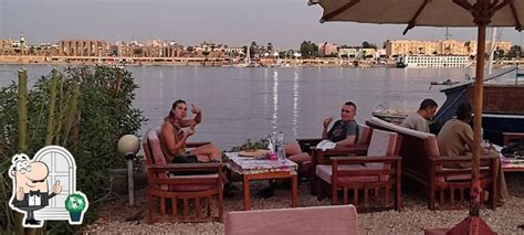 Fotografie z otvorenia Café Luxor