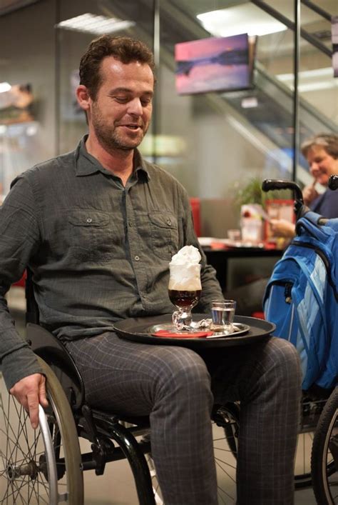 Marián Miezga ako čašník na invalidnom vozíku v Café Luxor
