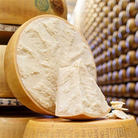 Parmigiano Reggiano na drevenej doske s nožom