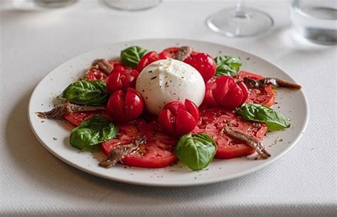 Čerstvá burrata s cherry paradajkami a bazalkou