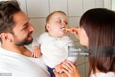 Matka čistí zuby svojho dieťaťa