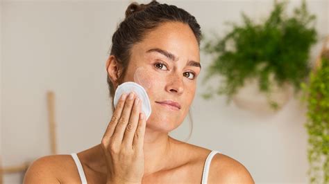 Žena si odličuje make-up micelárnou vodou