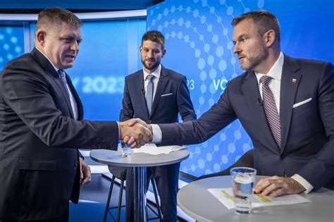 Ľudia uzatvárajúci dohodu, podávajúci si ruky