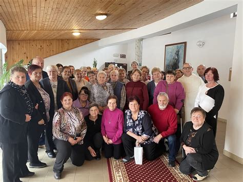 Starší ľudia vykonávajúci rôzne duchovné a fyzické cvičenia v skupine