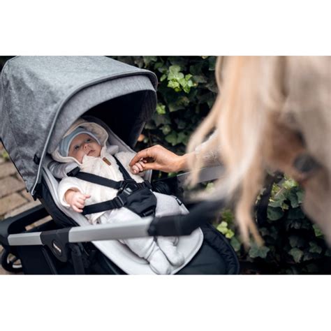 Thule Newborn Inlay Soft Grey v kočíku
