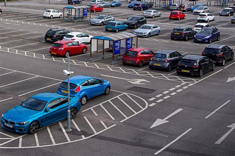 Ilustračná fotografia osoby s preukazom ŤZP pri parkovaní