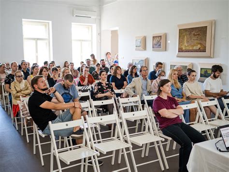Fotografia seniorov zúčastňujúcich sa na kultúrnej akcii alebo výlete