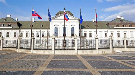 Prezidentský palác v noci s bežným bielym osvetlením