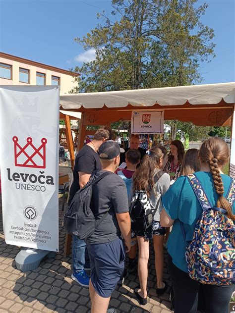Zamestnanci na kultúrnom podujatí