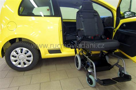 Osoba s preukazom ZŤP a s vozíkom pre ľahšiu mobilitu