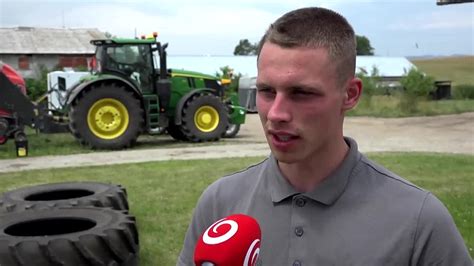 Mladý farmár pracuje na poli