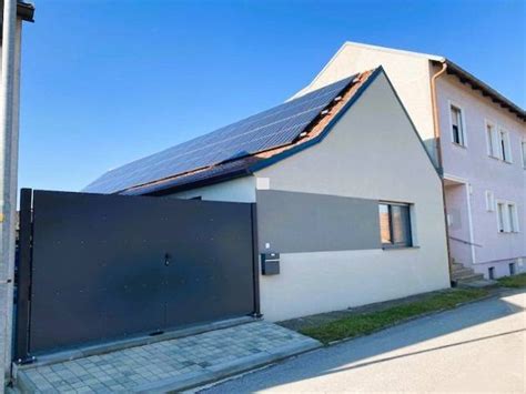 Ilustrácia modernizovaného rodinného domu s fotovoltaickými panelmi