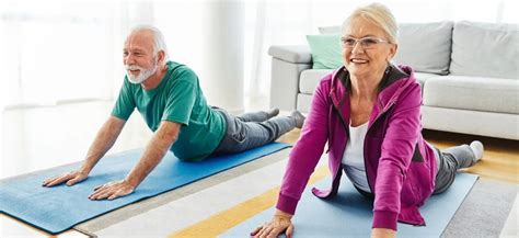 Seniori cvičia jogu