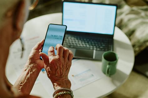 Tabuľka porovnávajúca tlačidlové a jednoduché smartfóny pre seniorov