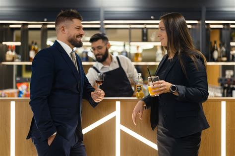 Kolegovia sa smejú pri rozlúčkovej oslave
