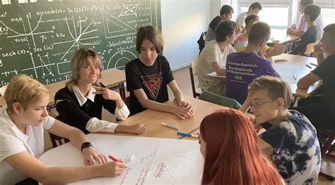 Študenti tvoriaci video projekt v triede