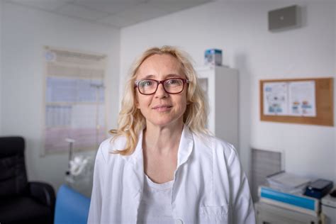 Lekárka Lucia Dzurillová pri práci s pacientom
