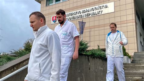 Fotografia tímu lekárov a sestier z rehabilitačného oddelenia Q-Clinic Oáza