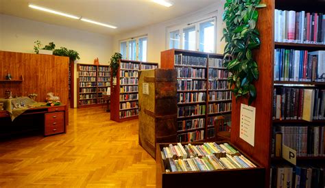 Študentka pri štúdiu v knižnici