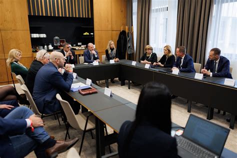 zástupcovia rôznych generácií diskutujúci za okrúhlym stolom