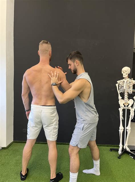 Porovnanie prenosu záťaže medzi bežným drepom a Sissy drepom