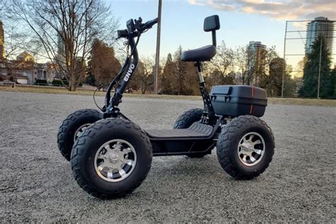 Fotografia terénnej e-štvorkolky Envo e-ATV v akcii
