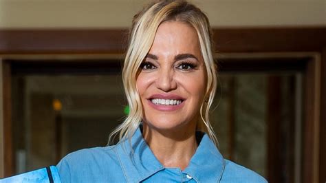 Žena v spodnej bielizni, ktorá sa cíti sebavedomo a sexi