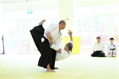 Ľudia cvičiaci Aikido