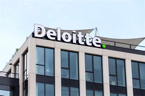 Logo Fóra pre pomoc starším a Deloitte Slovensko