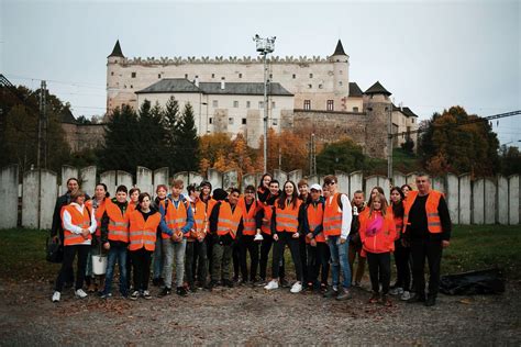 Ľudia na aktivačných prácach