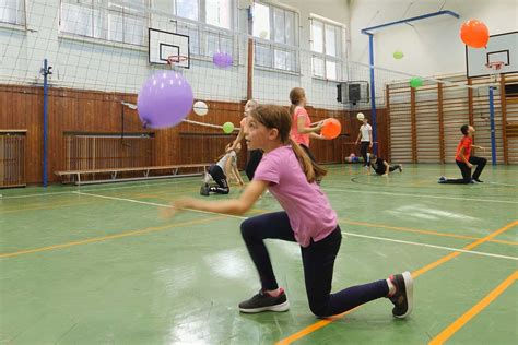Skupina seniorov hrajúcich hry s balónmi