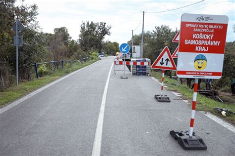 Fotografia zrekonštruovanej cesty v obci s cyklotrasou