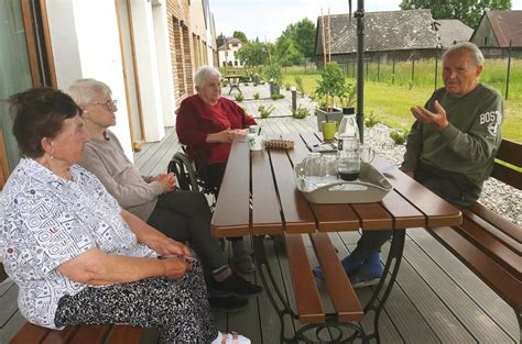 Senior, ktorý si užíva lúštenie krížovky s priateľmi