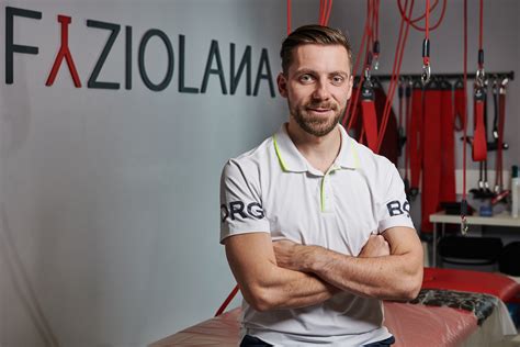 Fyzioterapeut vedie cvičenie zápästia