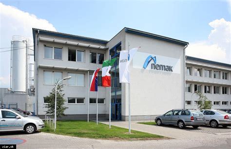 Zamestnanci Nemak Slovakia pri práci