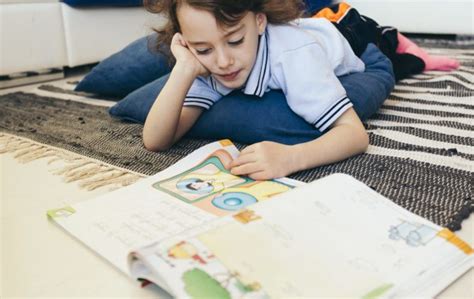 Dieťa s dyslexiou čítajúce knihu s podpornými pomôckami