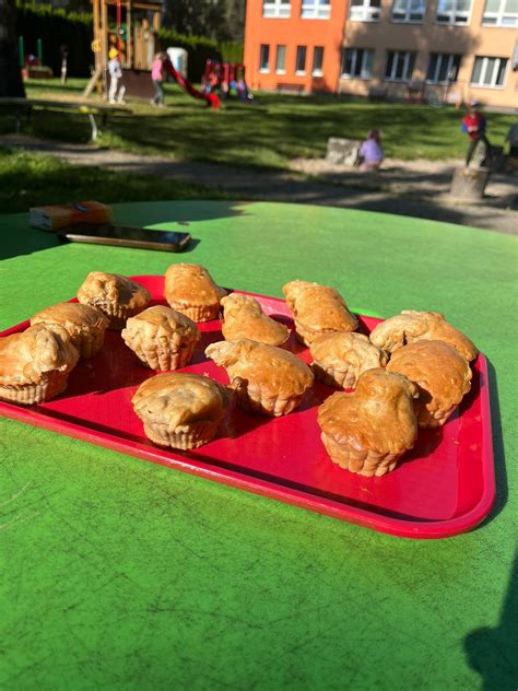 Deti pri pečení zdravých muffinov
