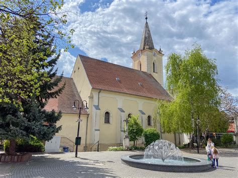 Pár seniorov na prechádzke pri Dunaji v Dunajskej Strede