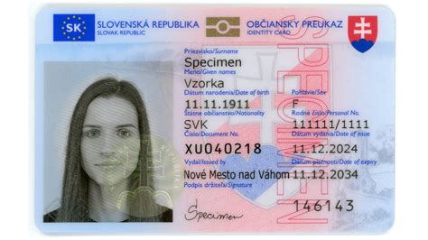 Zblízka doklady zosnulého: občiansky preukaz, vodičský preukaz, pas