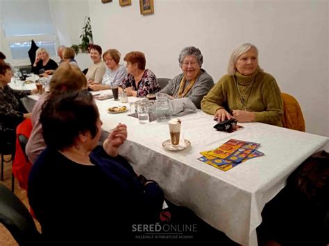 Starší ľudia usmievajúci sa a spoločne sa socializujúci v dennom centre