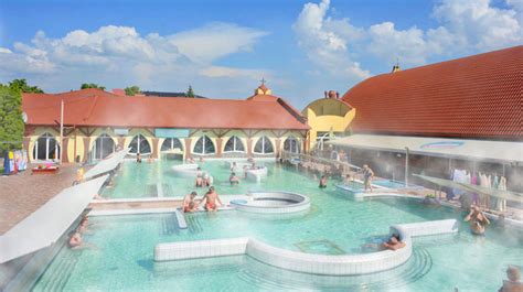 Termálny bazén v Tatralandii s relaxujúcimi ľuďmi