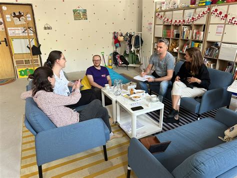Seniori hrajúci spoločenskú hru v komunitnom centre.