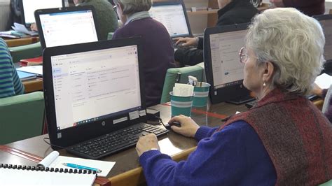 Seniori na kurze počítačovej gramotnosti, kde sa učia pracovať s tabletmi.