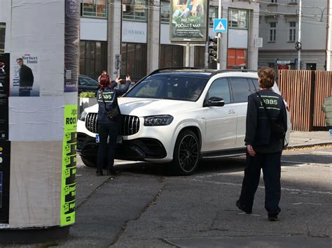 Policajt udeľujúci pokutu za parkovanie