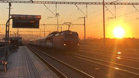 Vlak prechádzajúci krajinou pri západe slnka