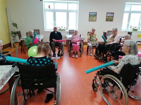 Seniori interagujúci s terapeutickými bábikami