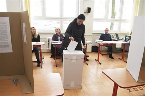 Ilustrácia: Osoba pripravujúca dokumenty pred návštevou úradu