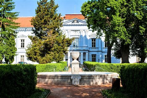 Kaštieľ Mošovce obklopený anglickým parkom
