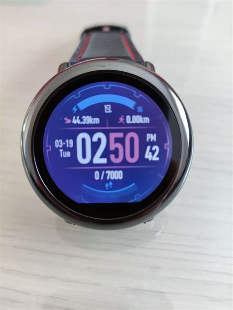 Amazfit Pace na zápästí s logom